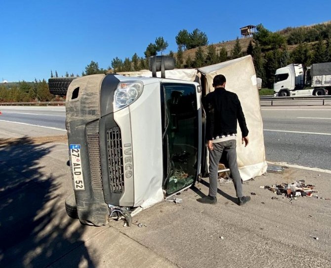Otoyolda Mobilya Yüklü Kamyonet Devrildi: 2 Yaralı