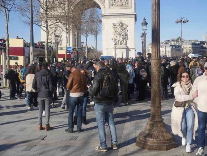 Paris’te Polis ‘Özgürlük Konvoyu’na Geçit Vermedi