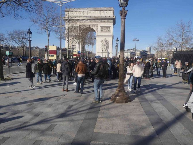 Paris’te Polis ‘Özgürlük Konvoyu’na Geçit Vermedi