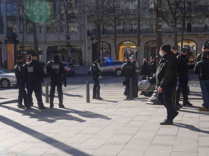 Paris’te Polis ‘Özgürlük Konvoyu’na Geçit Vermedi