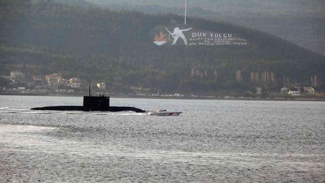 Rus Denizaltısı ‘Rostov Na Donu’ Çanakkale Boğazı’ndan Geçti