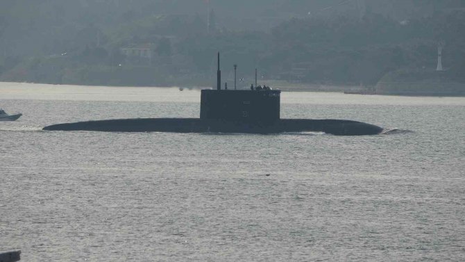 Rus Denizaltısı ‘Rostov Na Donu’ Çanakkale Boğazı’ndan Geçti