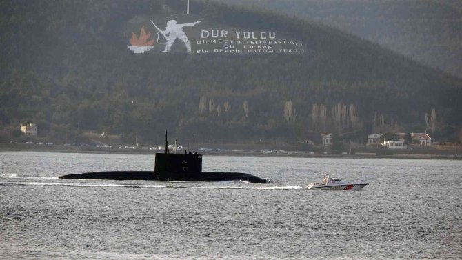 Rus Denizaltısı ‘Rostov Na Donu’ Çanakkale Boğazı’ndan Geçti