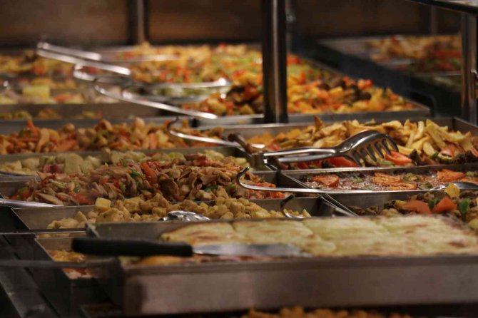 Kafelerdeki Çay Parasına Çorba Satıyor