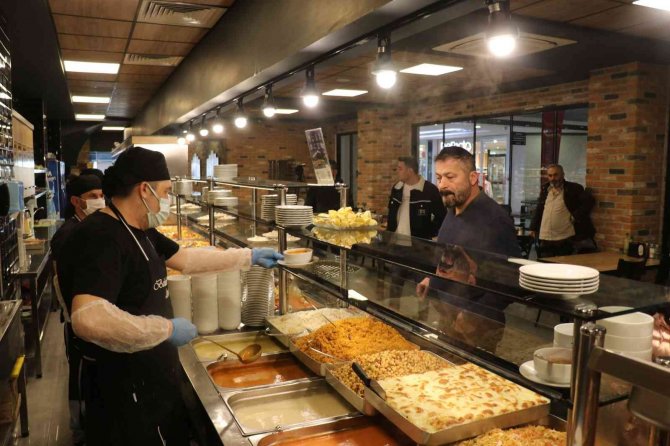 Kafelerdeki Çay Parasına Çorba Satıyor