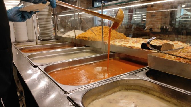 Kafelerdeki Çay Parasına Çorba Satıyor