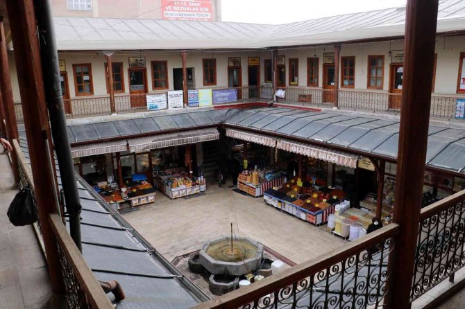5 Asırlık Han Zamana Meydan Okuyor