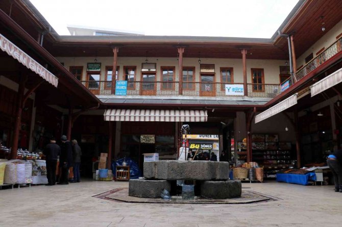 5 Asırlık Han Zamana Meydan Okuyor