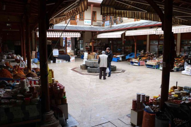5 Asırlık Han Zamana Meydan Okuyor