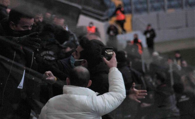 Ankaragücü Maçı Sonunda Tribünlerde Gerginlik