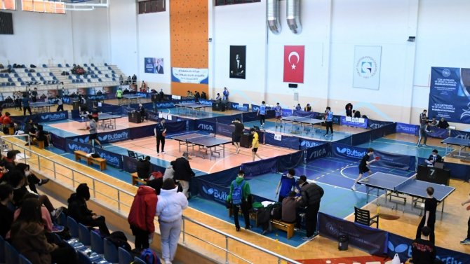 Tokat’ta Gençler Masa Tenisi Türkiye Şampiyonası Başladı