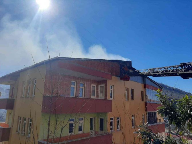 Çatı Katında Çıkan Yangın Söndürüldü