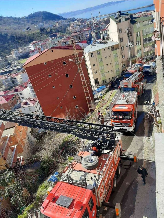 Çatı Katında Çıkan Yangın Söndürüldü