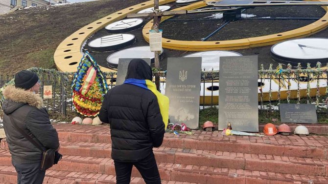 Ukrayna’da Halk, Rusya Tehdidine Karşı Sokağa Döküldü