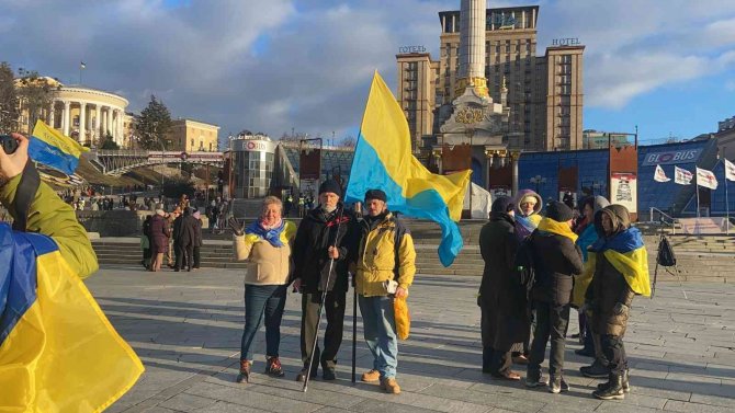 Ukrayna’da Halk, Rusya Tehdidine Karşı Sokağa Döküldü