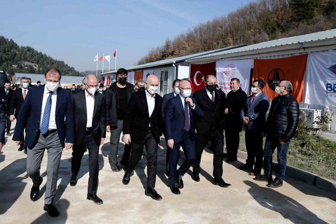 Bakan Karaismailoğlu: "Biz Heykellerle Değil, Ekonomiye Can Verecek Projelerle Yatırım Yapıyoruz"