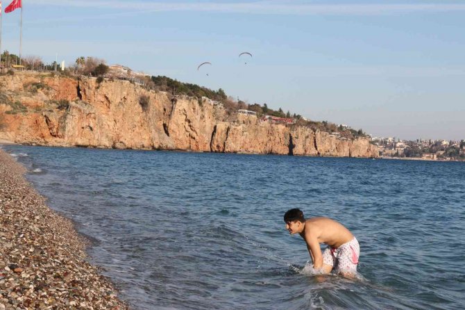 Antalya’da Sıcaklık 20 Dereceye Yaklaştı, Vatandaşlar Sahile Koştu