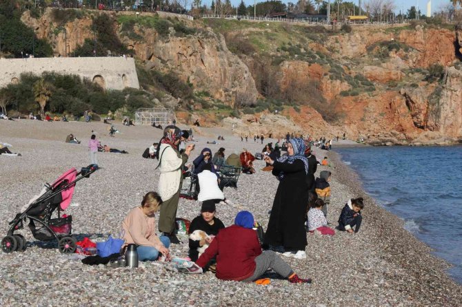 Antalya’da Sıcaklık 20 Dereceye Yaklaştı, Vatandaşlar Sahile Koştu
