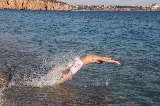 Antalya’da Sıcaklık 20 Dereceye Yaklaştı, Vatandaşlar Sahile Koştu