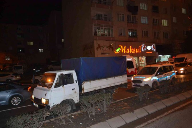 Yol Ortasında Direksiyon Başında Sızdı, Polis Fark Etti