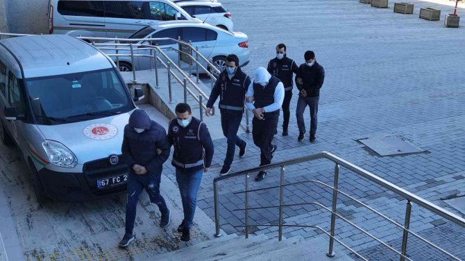Sahte Parayla Alışveriş Yaparken Yakalandılar