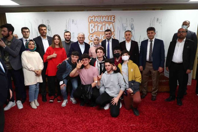 Binali Yıldırım Sıra Gecesi’nde Gençlerle Buluştu