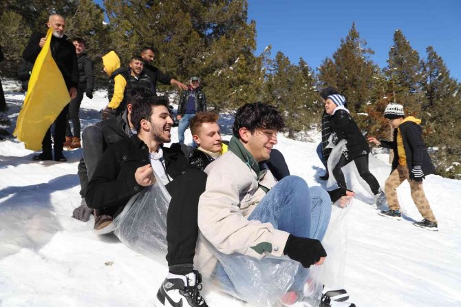 Akdeniz Belediyesi Yks’ye Hazırlanan Öğrencileri Karla Buluşturdu