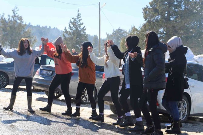 Akdeniz Belediyesi Yks’ye Hazırlanan Öğrencileri Karla Buluşturdu