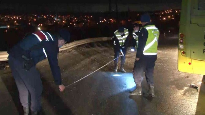 İ̇ett Otobüsüyle Servis Aracı Çarpıştı: 3 Yaralı