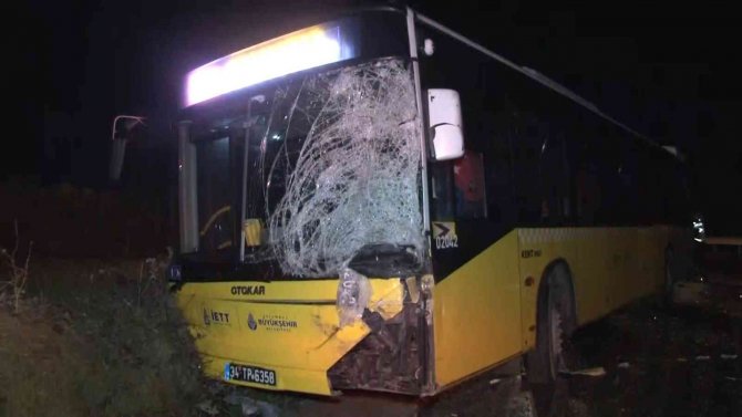 İ̇ett Otobüsüyle Servis Aracı Çarpıştı: 3 Yaralı