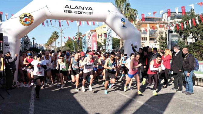 22. Alanya Atatürk Halk Koşusu Ve Yarı Maratonu Koşuldu