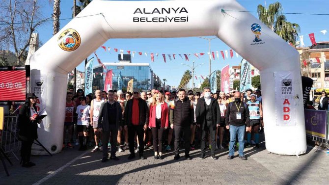 22. Alanya Atatürk Halk Koşusu Ve Yarı Maratonu Koşuldu
