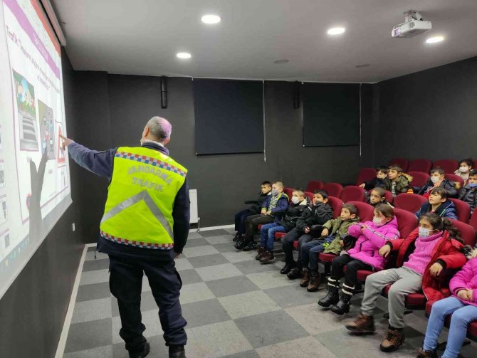 Yedisu’da Öğrencilere Trafik Eğitimi Verildi
