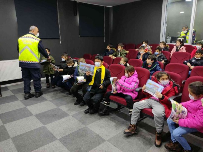 Yedisu’da Öğrencilere Trafik Eğitimi Verildi