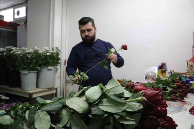 Bolu’da Çiçekçilerin 14 Şubat Hazırlıkları Başladı