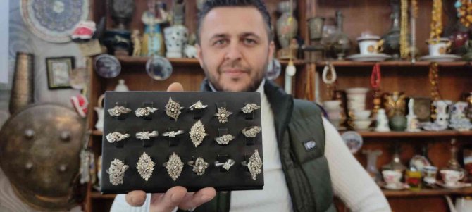 Bu Sevgililer Günü’nde Antik Takılar Moda