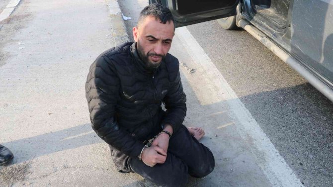 Darp Edilip Yalınayak Türkiye’ye İtilen Göçmenlere, Polis Ekipleri Çorap Ve Giyecek Verdi