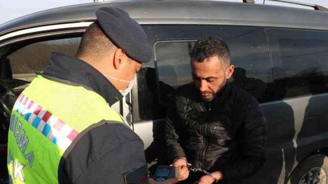 Darp Edilip Yalınayak Türkiye’ye İtilen Göçmenlere, Polis Ekipleri Çorap Ve Giyecek Verdi
