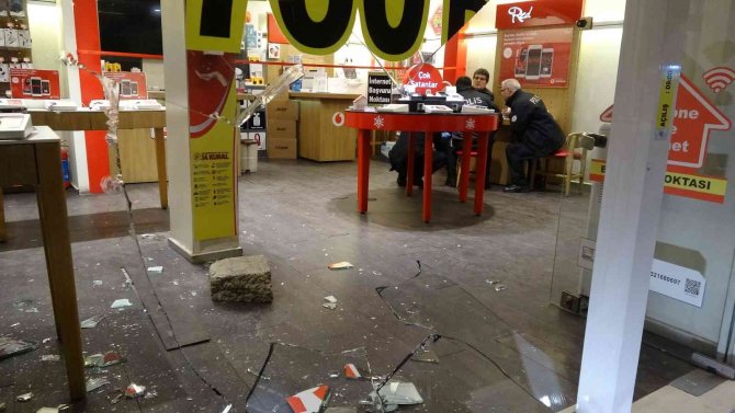 Taşla Camı Kırıp, 14 Saniyede 100 Bin Tl Değerinde 7 Cep Telefonu Çaldı