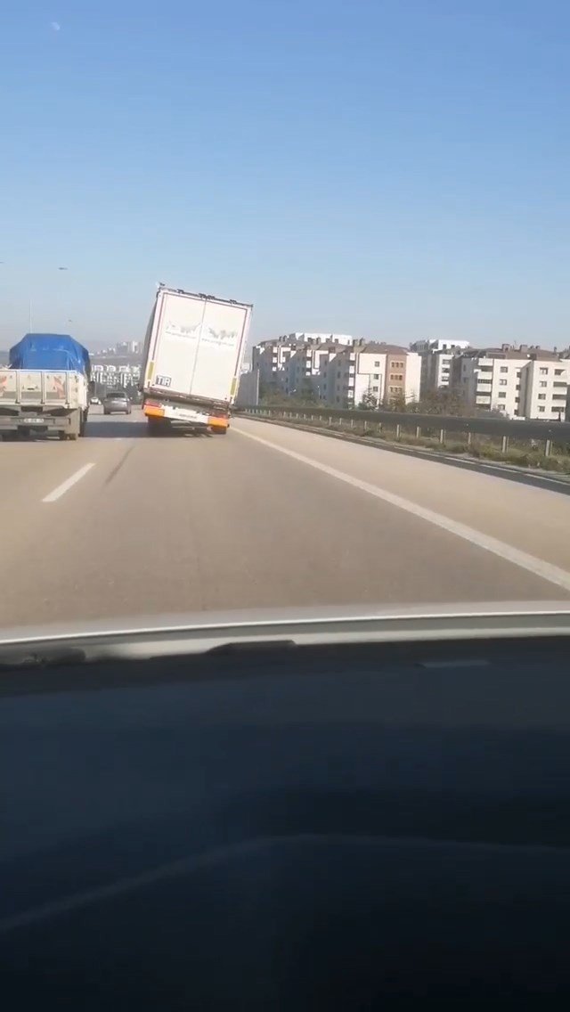 Bursa’da Yan Giden Dorse Görenleri Şaşkına Çevirdi
