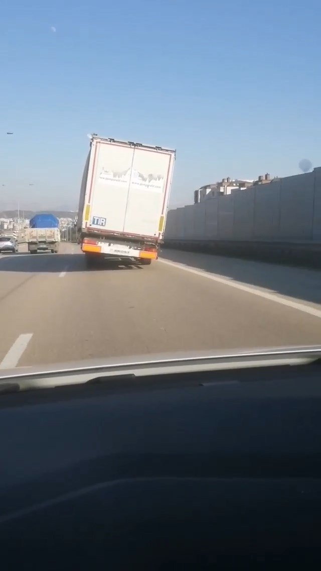 Bursa’da Yan Giden Dorse Görenleri Şaşkına Çevirdi