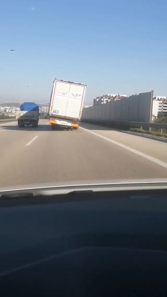 Bursa’da Yan Giden Dorse Görenleri Şaşkına Çevirdi