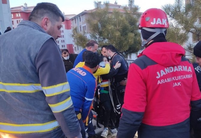 Rögar Kapağı Kırılınca Dehşeti Yaşadı