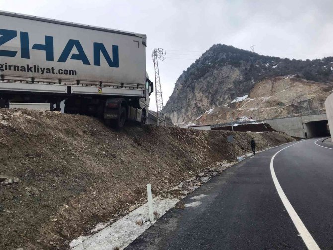 Kontrolden Çıkan Tır Şantiye Yolunda Asılı Kaldı