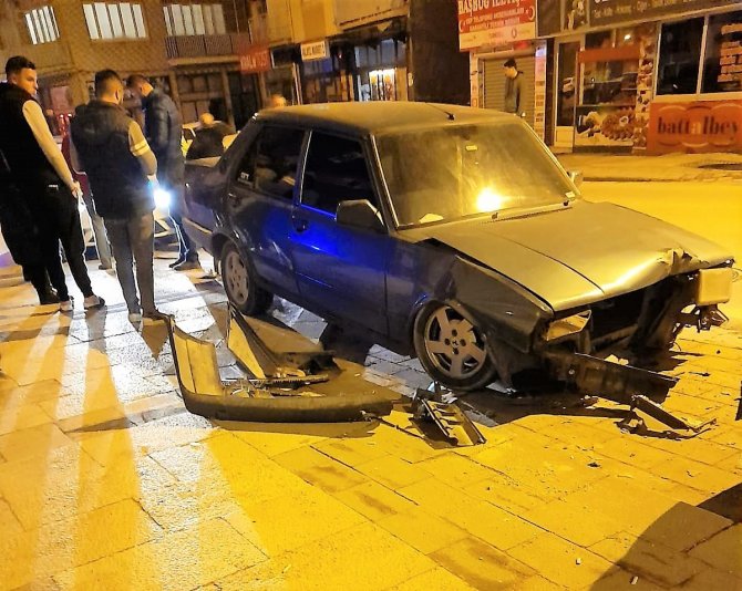 Hızını Alamayan Otomobil Önce Direğe Sonra Araçlara Çarptı