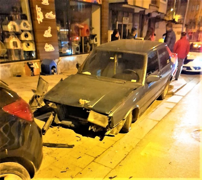 Hızını Alamayan Otomobil Önce Direğe Sonra Araçlara Çarptı