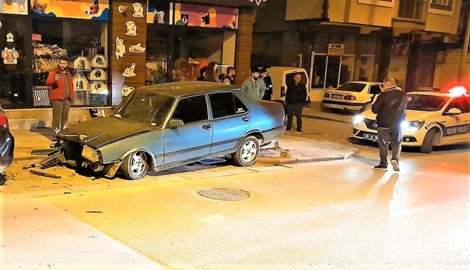 Hızını Alamayan Otomobil Önce Direğe Sonra Araçlara Çarptı