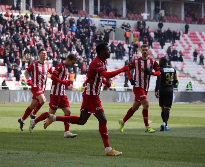 Olarenwaju Kayode, Ligdeki Gol Sayısını 4’e Yükseltti