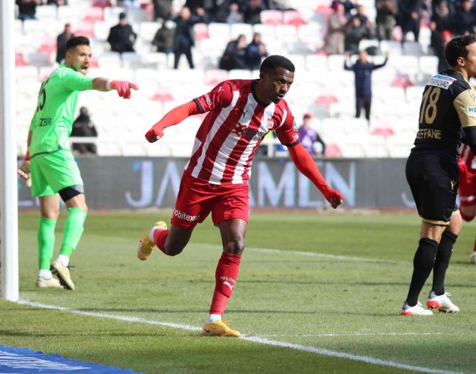 Olarenwaju Kayode, Ligdeki Gol Sayısını 4’e Yükseltti
