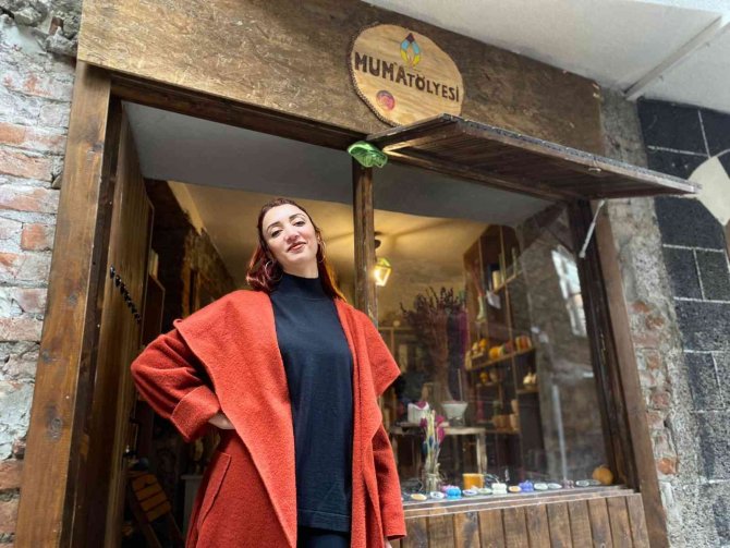 Genç Kadın Girişimci Ürettiği Doğal Kokulu Mumlarla Dünyaya Açılmayı Hedefliyor